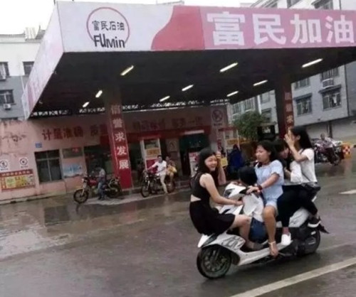 广西5个少女共骑一辆摩托车行驶，东莞保安公司威远保安也惊呆
