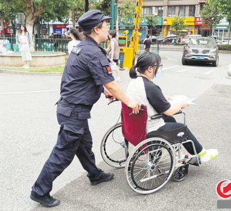 高考前女生腿受伤，女保安把轮椅推进考场